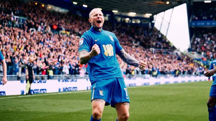 Lyndon Dykes celebrates his goal